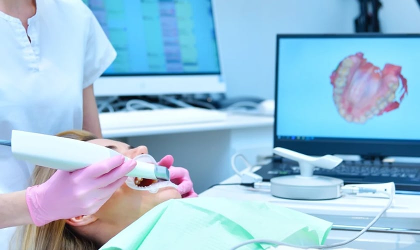 Doctor_and_Patinet_Intra-Oral-Camera Doctor_and_Patinet_Intra-Oral-Camera